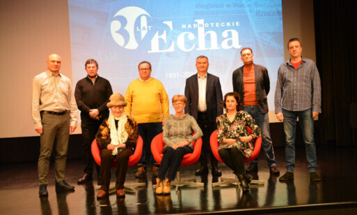 Na scenie na fotelach siedzą trzy kobiety za nimi stoi sześciu mężczyzn z tyłu napis z rzutnika "30 lat Nadnoteckie Echa"