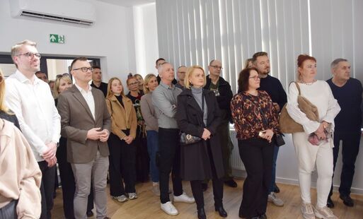 Ludzie zgromadzeni w sali