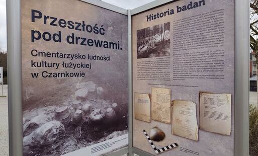 Plansza przedstawiająca opisy i zdjęcia glinianych naczyń i starych dokumentów