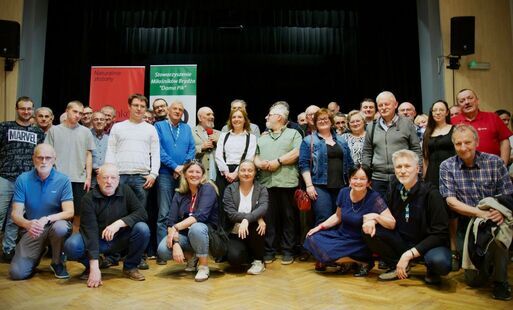 Grupa osób ustawiona do wspólnego zdjęcia