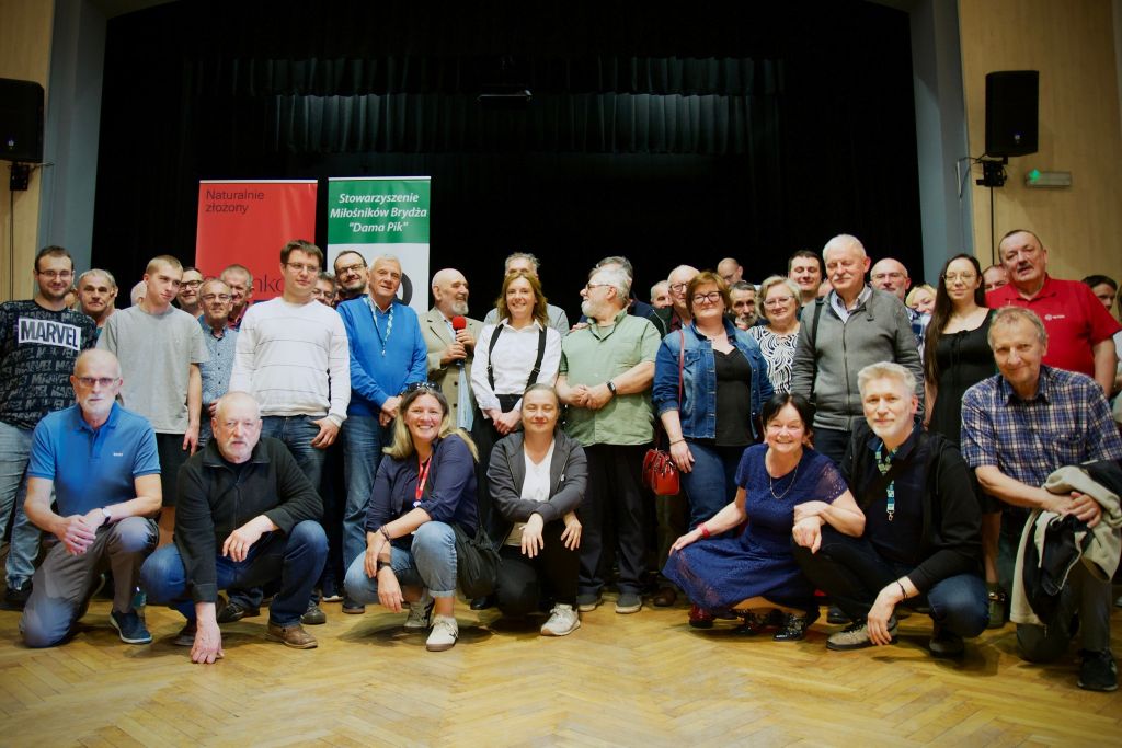 Zdjęcie do Z kartami przy zielonym stoliku 2026