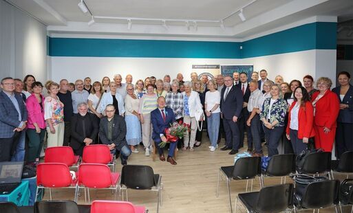 Grupa osób ustawiona do wspólnego zdjęcia