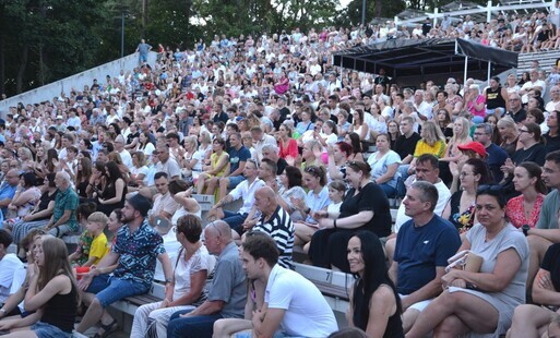 Publiczność zgromadzona na widowni amfiteatru