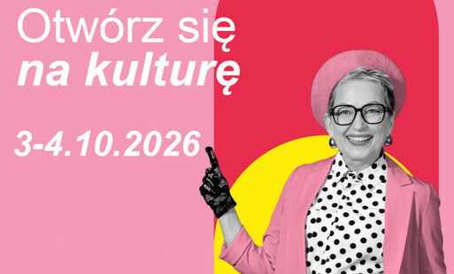 Seniorka wskazująca na napis "Otwórz się na kulturę"