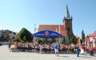 Zdjęcie do Cały Czarnk&oacute;w czyta dzieciom 2011