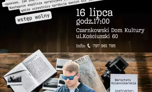 Treść plakatu z notesem, zdjęciami, mapą, aparatem fotograficznym, maszyną do pisania i mężczyzną z mikrofonem w ręku i słuchawkami na uszach w formie kolażu