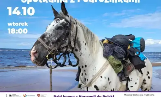Treść plakatu z fotografią siwego objuczonego konia na tle morza