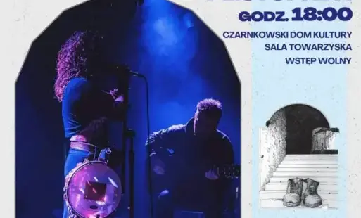 Treść plakatu ze zdjęciem kobiety stojącej przy mikrofonie i mężczyzny siedzącego z gitarą oraz grafiki zniszczonych butów ustawionych u dołu schodów