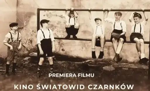 Treść plakatu na tle fotografii dzieci bawiących się przy trzepaku