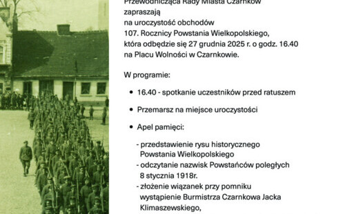Treść plakatu opatrzona fotografią kolumny powstańców maszerujących brukowanym placem