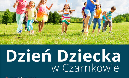 Dzieci biegnące po łące za dziewczynką z latawcem